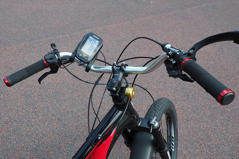 これがプロムナードハンドル。軽快車（シティサイクル/ママチャリ）によく使われている形状ですね。自転車の分野でプロムナードと言えば、短距離を気軽に走るお散歩サイクリング（ポタリング）というイメージ。このハンドルを取り付けると、スポーツをイメージさせるMTBもご覧のようにライトなフィーリングの自転車に。実際、手首も痛くなく、姿勢もラクになりました。