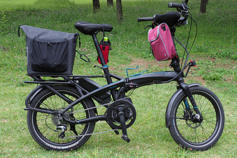 ハンドル部分に独自のハンドル向き・高さ調節機構「アンドロスステム」を持つVektronの場合、一般的なハンドルを装着するには一工夫必要です。写真の工夫は思うところあってちょっとゴテゴテ気味。通常はハンドル径調整用のシム（パイプ径を太くする調整用部品）を使うことになると思います。小径車にプロムナードハンドルはなかなか似合う。乗車姿勢もラクになり、手首の痛みもなくなりました。