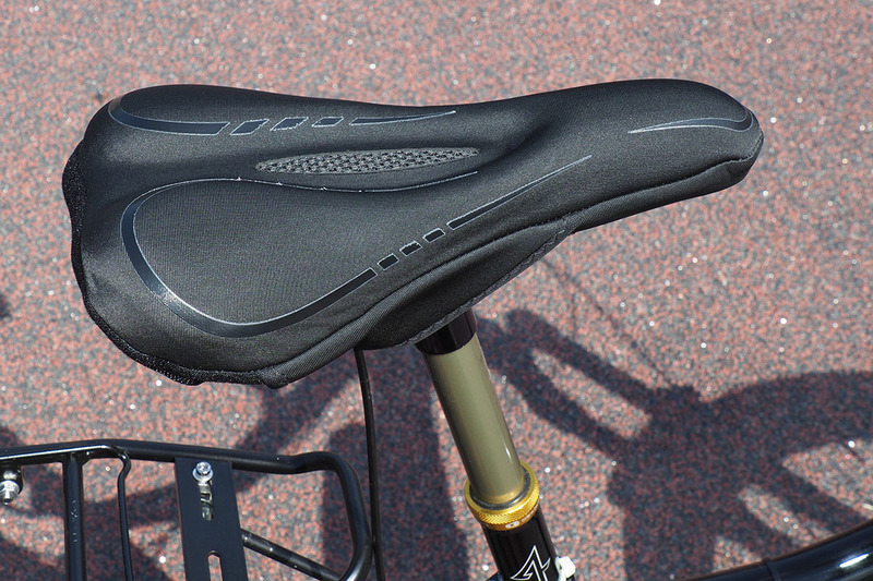 お尻の痛みを防ぐジェルクッション入りのサドルカバー。Amazonで買ったFengNiaoブランド品です。これを使うまではお尻パッド入りのウェアを着ていましたが、このサドルカバーを使い始めたらそういう専用ウェアが不要になりました♪