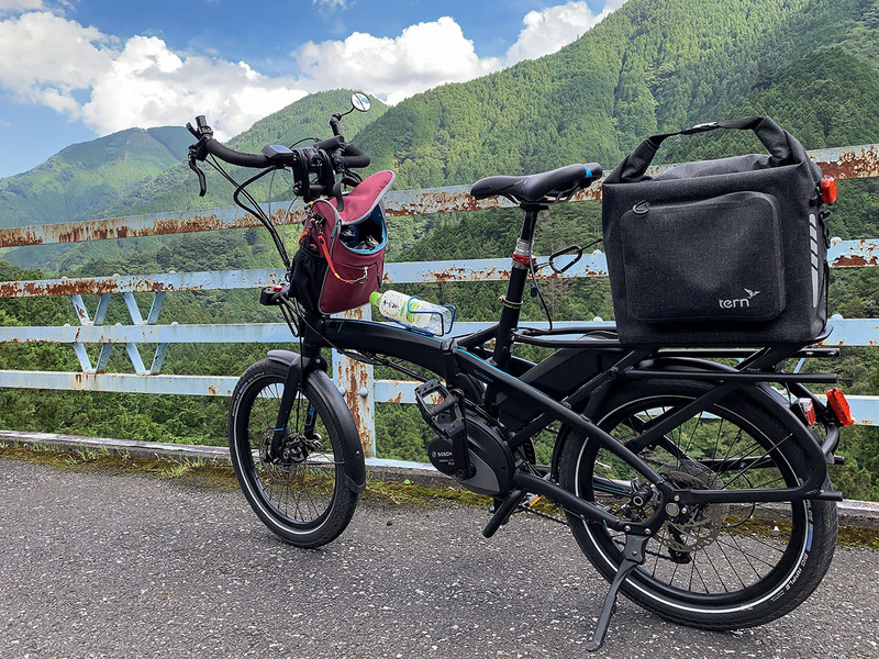 Vektron S10にブルホーンハンドル装着。ブルホーンハンドルは中央部分の太さが横へ長めに続いているものが多く、そのままVektronに装着できるハンドルが多いです。小径車にブルホーンバー、なかなかイイ雰囲気です。