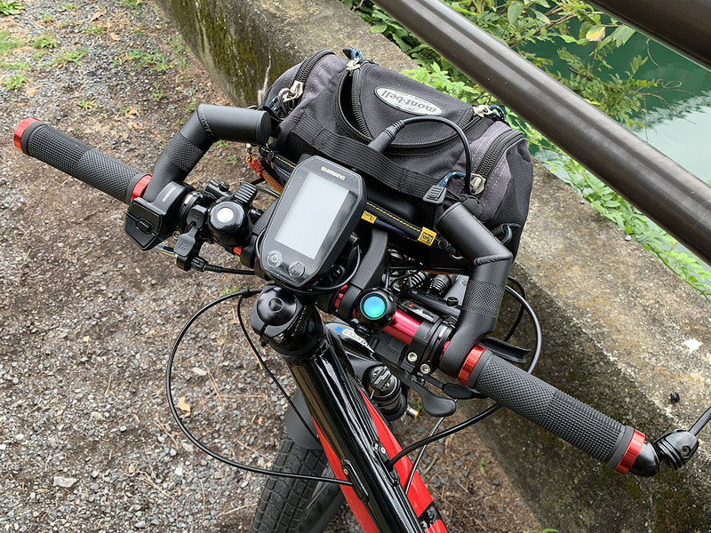 現在のRIDGE-RUNNERとVektron S10のハンドル。バーハンドル＋バーエンドバーというスタイルに戻りました。RIDGE-RUNNERのほうのハンドルは、オリジナルとは異なるバーハンドルに換えています。