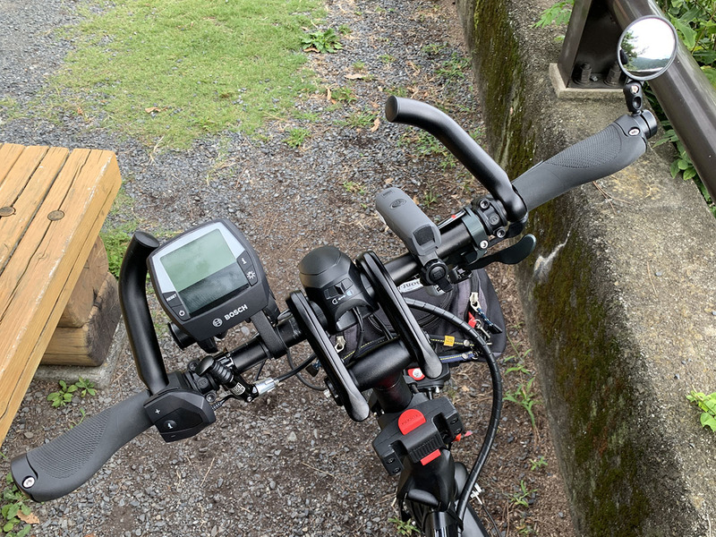 現在のRIDGE-RUNNERとVektron S10のハンドル。バーハンドル＋バーエンドバーというスタイルに戻りました。RIDGE-RUNNERのほうのハンドルは、オリジナルとは異なるバーハンドルに換えています。