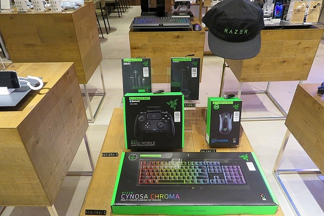 Razerのアクセサリー。右上のキャップは同店のみの取り扱い