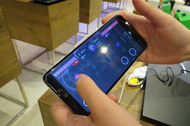 少々無理を言って動かしてもらった。その場で転回できるなどキャタピラ車に近い操作性