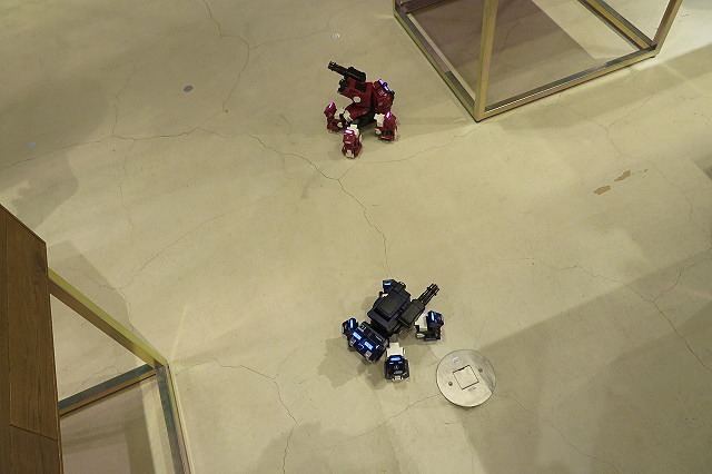 少々無理を言って動かしてもらった。その場で転回できるなどキャタピラ車に近い操作性