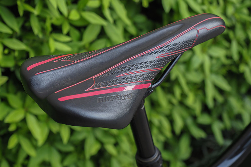 筆者のe-bike、MIYATA（ミヤタ）の「RIDGE-RUNNER（リッジランナー）」（<a href="https://kaden.watch.impress.co.jp/docs/column/free-labo/1124217.html" class="strong bn" target="_blank">レビュー記事</a>）とそのサドル。股間が痛くなっちゃうんです。