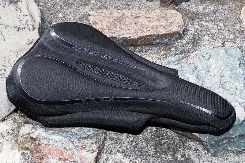 筆者の場合、このサドルカバーを使うと股間の痛みをある程度抑えられます。Amazonにて1380円で買ったFengNiaoブランドのパッド入りサドルカバー。このサドルカバーは坐骨周辺のお尻の痛みを緩和する効果が大きいと思われますので、そんな痛みに困っているならオススメです。