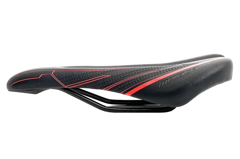 これはMIYATA RIDGE-RUNNERに付属していたサドル。スポーツ自転車用としては若干ソフト気味で、坐骨とサドルが当たる時に出るお尻の痛みも少ない感じ。また、股間の痛みに関しては、平地を走っているぶんにはあまり出ませんが、登坂時は出がち。e-bikeは平地も登坂も座りっぱなしで漕ぐことが多く、こういう細いシートに股間をずっと押し付けることになり、それが原因で股間の痛みが出やすいのだろう、と考えています。