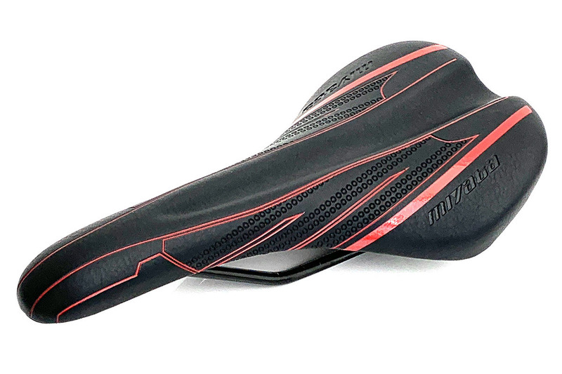 これはMIYATA RIDGE-RUNNERに付属していたサドル。スポーツ自転車用としては若干ソフト気味で、坐骨とサドルが当たる時に出るお尻の痛みも少ない感じ。また、股間の痛みに関しては、平地を走っているぶんにはあまり出ませんが、登坂時は出がち。e-bikeは平地も登坂も座りっぱなしで漕ぐことが多く、こういう細いシートに股間をずっと押し付けることになり、それが原因で股間の痛みが出やすいのだろう、と考えています。