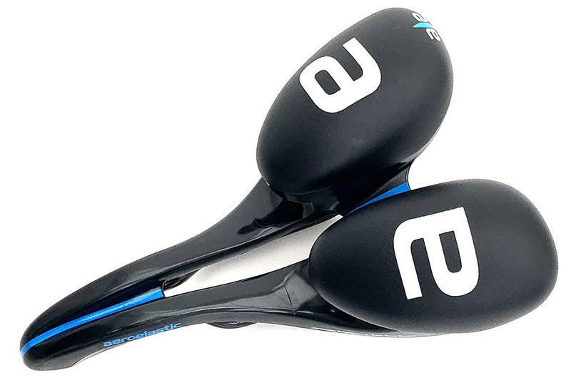 AEROELASTICの「AE Saddle」（<a href="http://aeroelastic.co.jp" class="strong bn" target="_blank">公式ページ</a>）。ナニコレ？　って感じの形状ですね～。でも股間の部分に何もナイ！　これなら股間が圧迫されるハズがナイ！　というわけで購入。Amazonで1万800円でした。