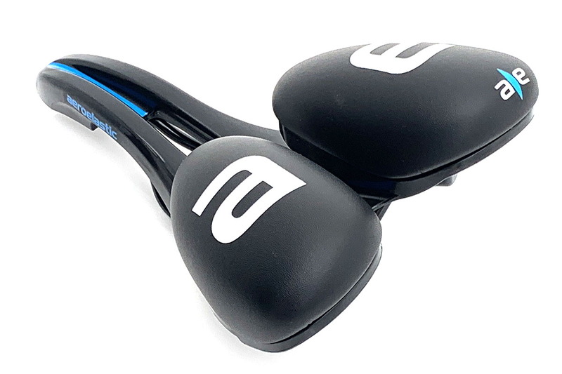 AEROELASTICの「AE Saddle」（<a href="http://aeroelastic.co.jp" class="strong bn" target="_blank">公式ページ</a>）。ナニコレ？　って感じの形状ですね～。でも股間の部分に何もナイ！　これなら股間が圧迫されるハズがナイ！　というわけで購入。Amazonで1万800円でした。