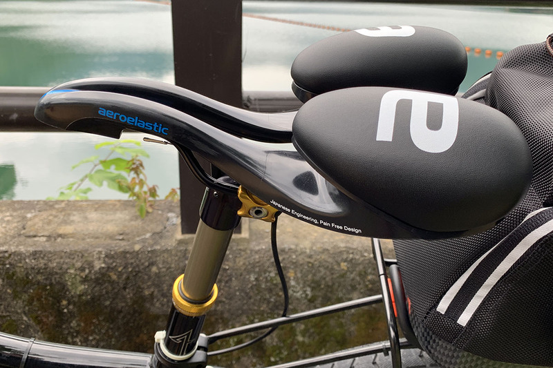 筆者所有e-bikeに取り付けた様子。外見的にはとてもヘンですが、座りますので走行中は見えませんネ。