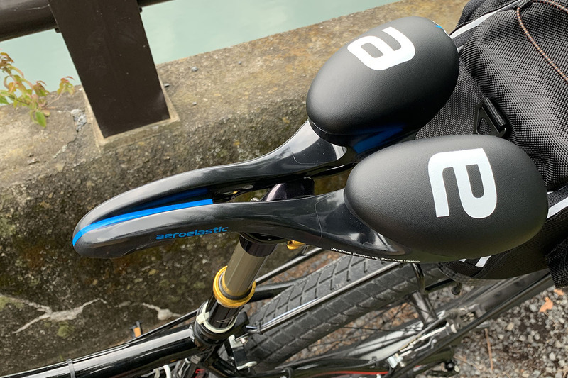 筆者所有e-bikeに取り付けた様子。外見的にはとてもヘンですが、座りますので走行中は見えませんネ。