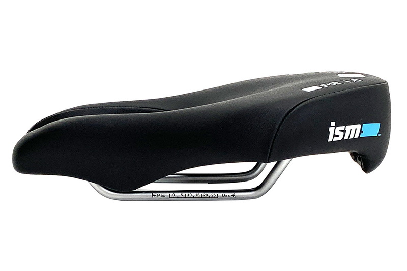 ISM PR1.0。「PRとはパーフォーマンスリクレーションの略。レース向きではなく楽しくサイクリングするといった目的で開発されました」とのことです。ISMの穴開きサドルは多々種類があり（<a href="http://www.trisports.jp/?q=brand/node/3069" class="strong bn" target="_blank">公式ページ</a>）、その中で最も厚いパッドが使われています。また、ISMサドル中で価格レンジが最も低い部類で、Amazonで1万1124円で購入できました。