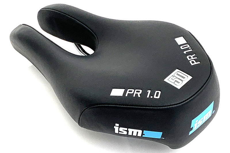 ISM PR1.0。「PRとはパーフォーマンスリクレーションの略。レース向きではなく楽しくサイクリングするといった目的で開発されました」とのことです。ISMの穴開きサドルは多々種類があり（<a href="http://www.trisports.jp/?q=brand/node/3069" class="strong bn" target="_blank">公式ページ</a>）、その中で最も厚いパッドが使われています。また、ISMサドル中で価格レンジが最も低い部類で、Amazonで1万1124円で購入できました。