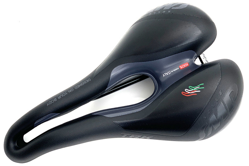 SELLE SMPのTRK MEDIUM。SELLE SMPの穴空きサドルはみんなこんなカタチです。