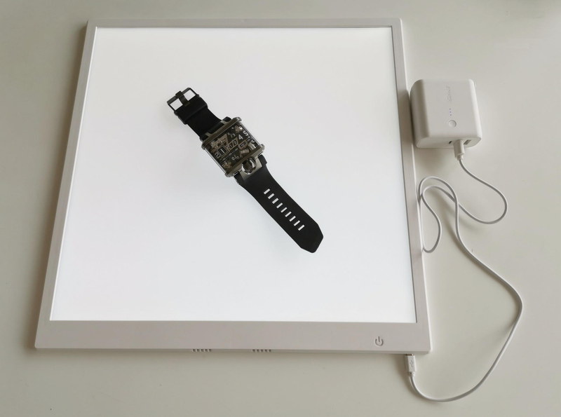 エルイーディーフォトシャドウレスライトは写真撮りの為に被写体の下側からLEDライトの点灯する効果的照明だ。下側から照明することで、上からの光によって被写体が作り出す影を打ち消すことが出来るアイテムだ