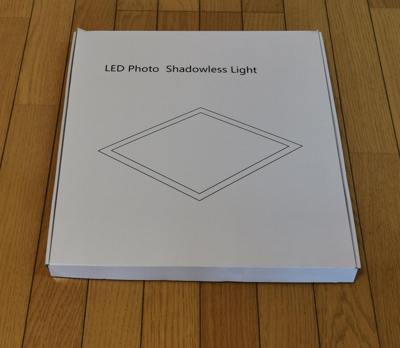 LED Photo Shadowless Lightという商品名より、背面に貼られているシール上のShadow-Free　LED Background Lightの方が製品の効能を上手く表現している