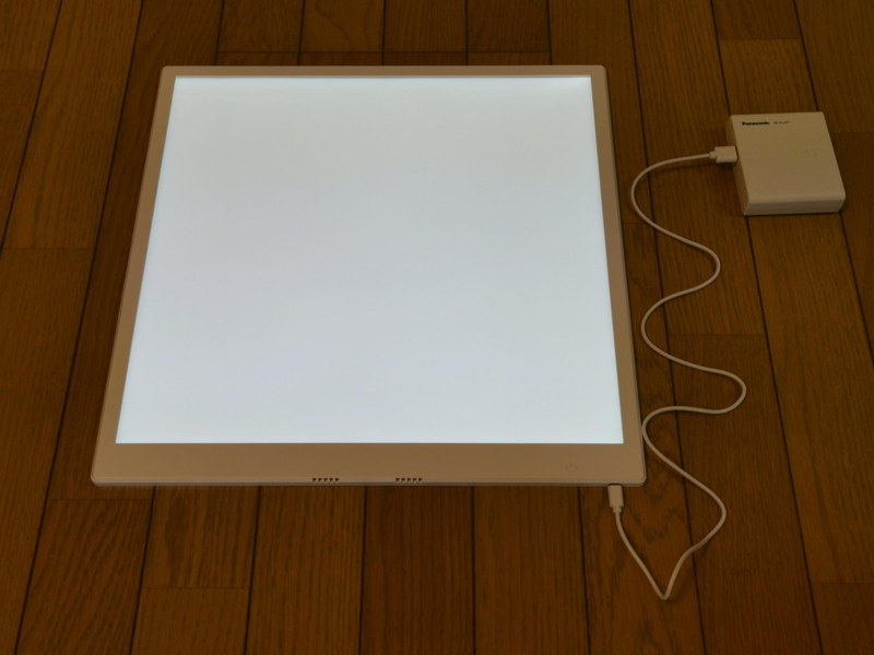 電源オンにするとLEDライトが点灯する。同じカメラで同じ条件で撮影しても、LEDライトが明る過ぎるので、カメラが気を利かせて絞り値を変化させたので、周囲のフローリングが暗くなっている