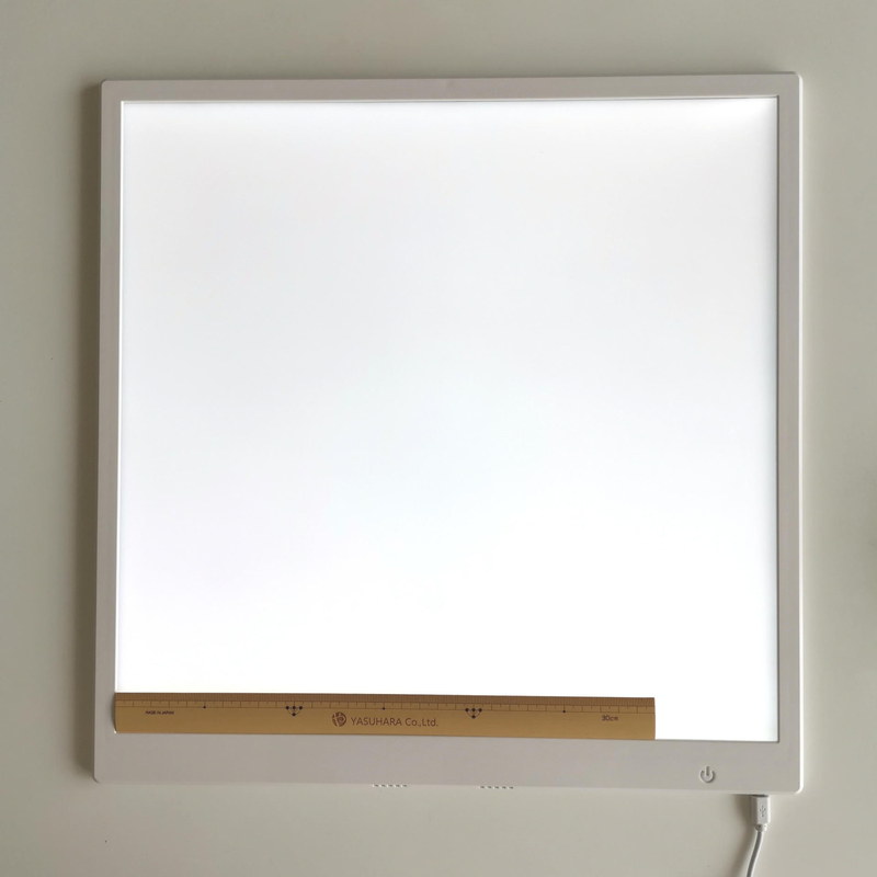 本体部分よりLEDの光る部分は小さく、実測で横365㎜、縦355㎜となる