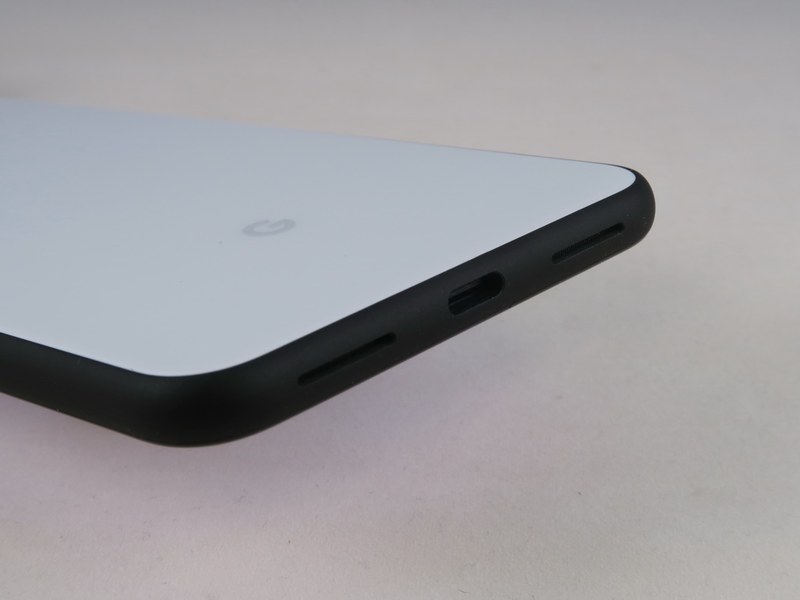 Pixel 4 XLは下部にUSB Type-C外部接続端子を備える。3.5mmイヤホン端子などはない