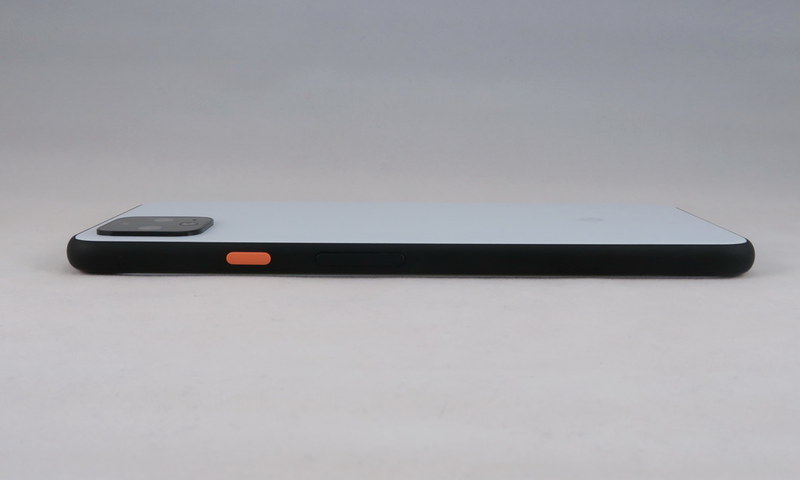 Pixel 4 XLの右側面も黄色い電源ボタン、その下にはシーソー式の音量キーを備える。電源ボタンの位置がやや上になり、操作感は手の大きさによって、大きく変わる