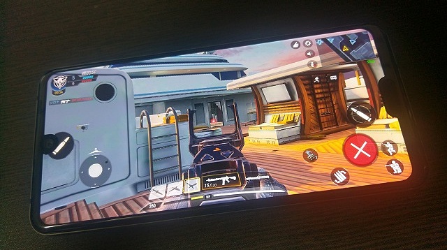 AQUOS R3でCall of Dutyをやっている図。タッチパネルでFPSをするには相応の慣れが必要に思う。筆者はルールすら怪しい