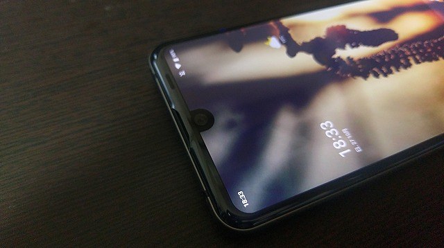 インカメラのすぐ上の溝ようなところがスピーカー