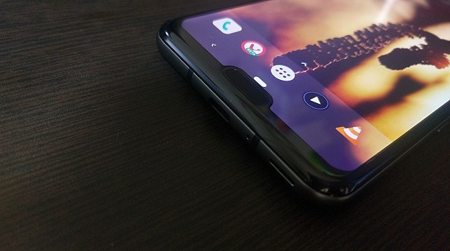 USB端子の右にスピーカー。映画を見ても満足できる性能