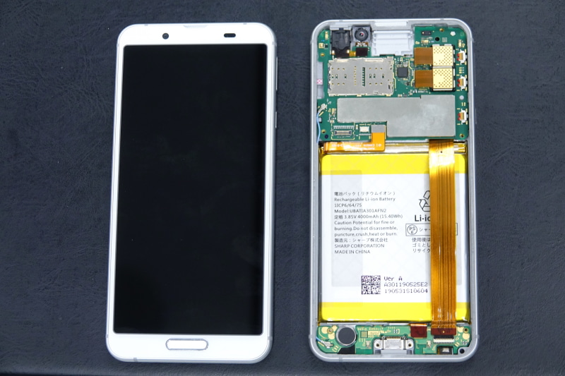 sense3の背面カバーを外したところ。4000mAhのバッテリーを搭載している