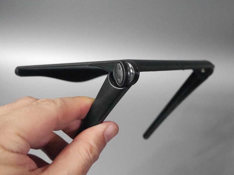 後方から見たところ。アームは左右が独立可動し、側面のつまみで締め付けて固定する