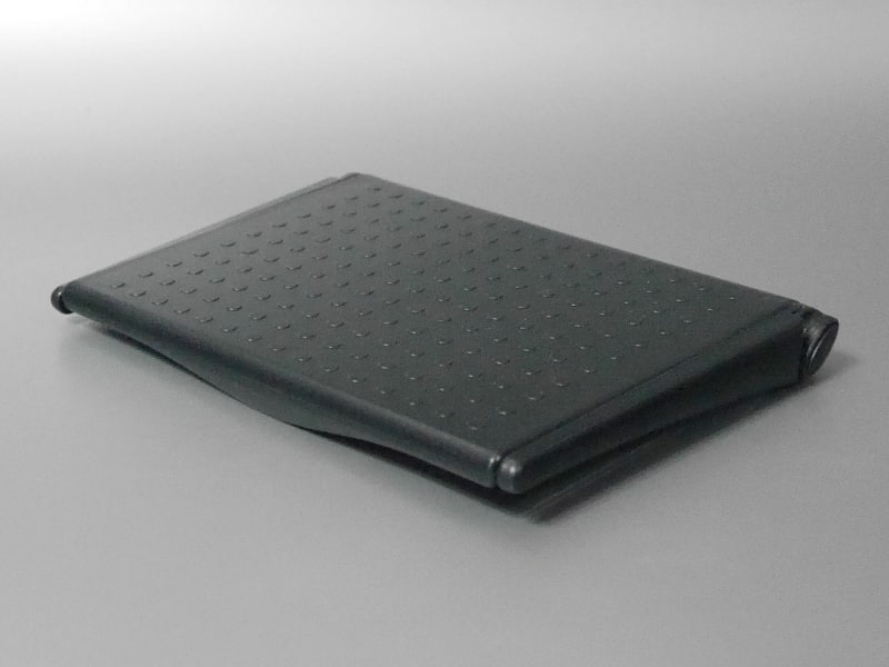 折りたたんだ状態。手前の緩くカーブした部分をディスプレイの縁にひっかける仕組み