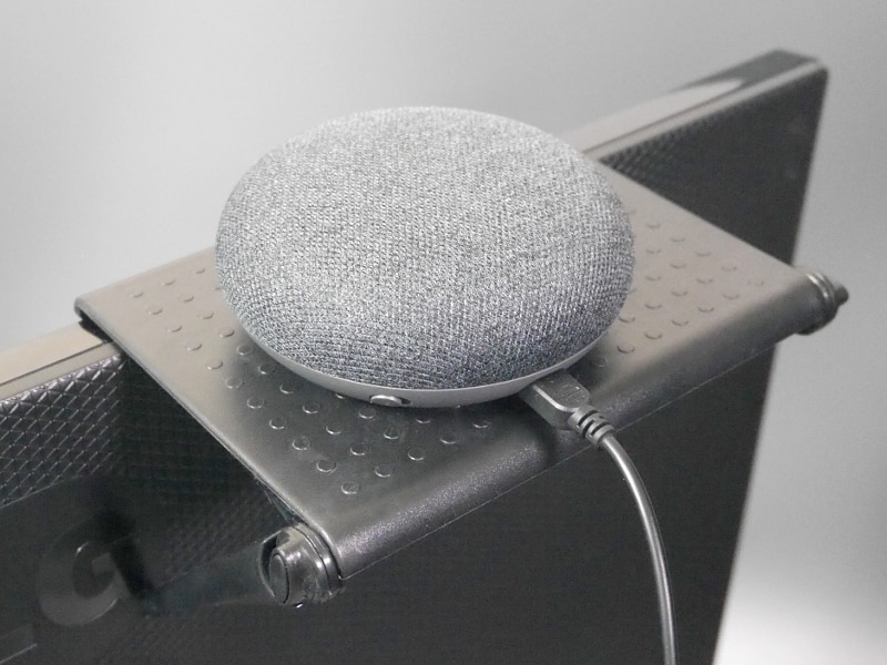 こちらはGoogle Home Miniを乗せた状態を背後から見たところ。アームが左右別々に稼働するのでディスプレイ背面に段差があっても対応できる