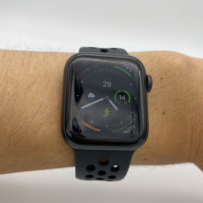 Apple Watch Series 5。Series 4との違いは常時表示くらいだが、常時表示も慣れるとけっこう便利