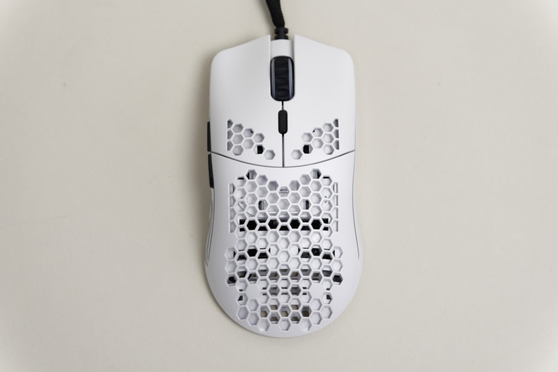 ハニカムな穴で内部が透け透けな本体。カラーはマットホワイト