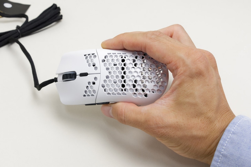 マイナスがつかない「Model O」という姉妹モデルに比べてひと回り小型で軽量。それでも、やや大きめの筆者の手でちょうどいいサイズ