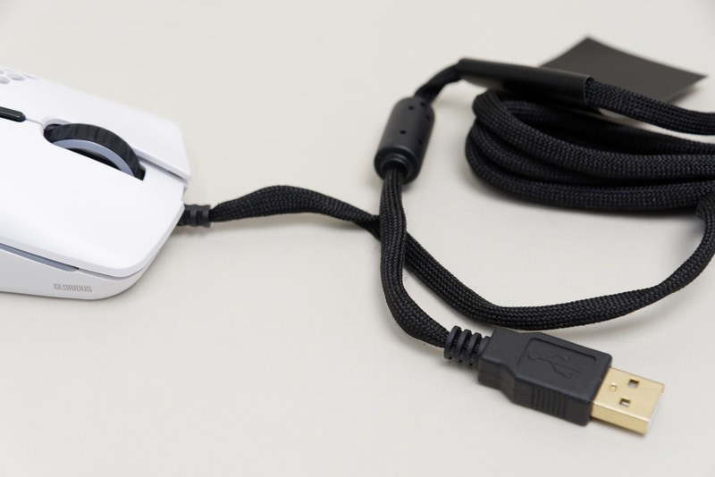 有線マウスなのでケーブルはあるが、しなやかな被覆で、マウスを動かすときの抵抗にはならない