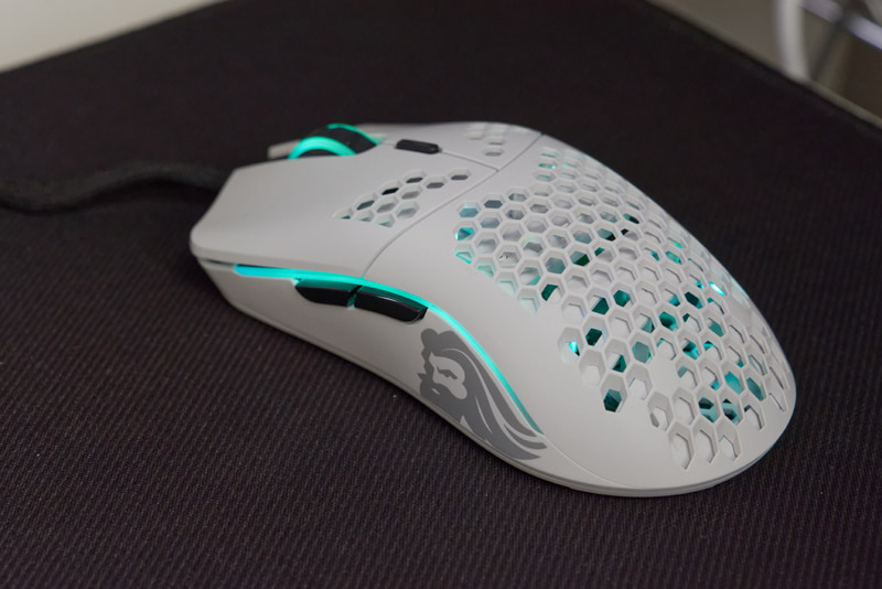 クールな雰囲気でキメることもできる。もちろん裏側から見ても光っている