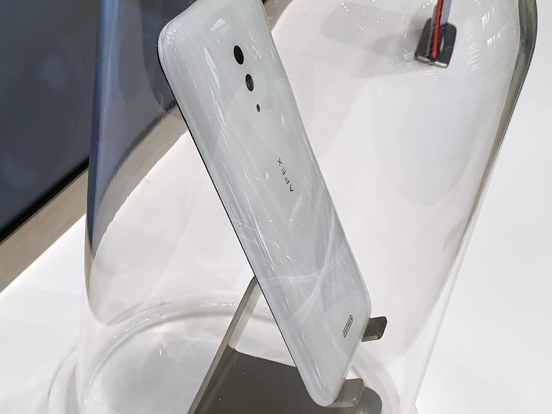 側面にボタン類は一切ない