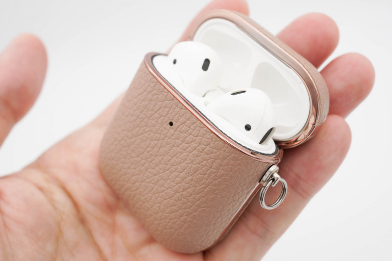 白とベージュとレザー調、グレイとブラウンはファブリック調となっている