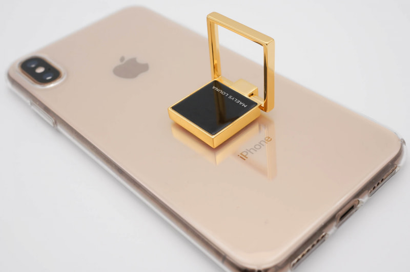 ゴールド系カラーのiPhoneならクリアケースと組み合わせても似合う