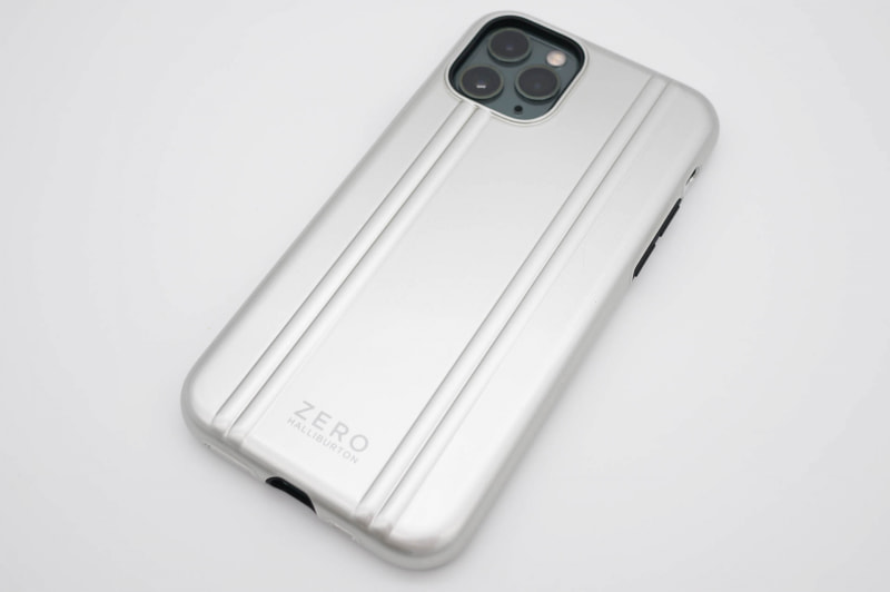 iPhone 11 Pro向けのシルバーモデル。iPhone 11 Proはダークグリーンだが、濃い色のiPhoneも似合う