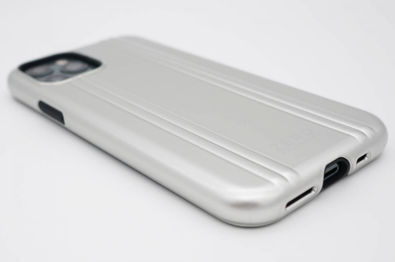 側面は端子やボタン部以外は一体型。ゼロハリっぽさあふれるシンプルなデザインだ