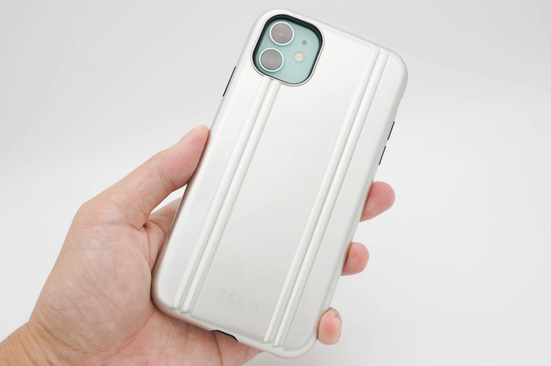 iPhone 11版。ブラックとレッドはiPhone側の色を選びそうだが、シルバーはカラフルなiPhone 11にも似合う