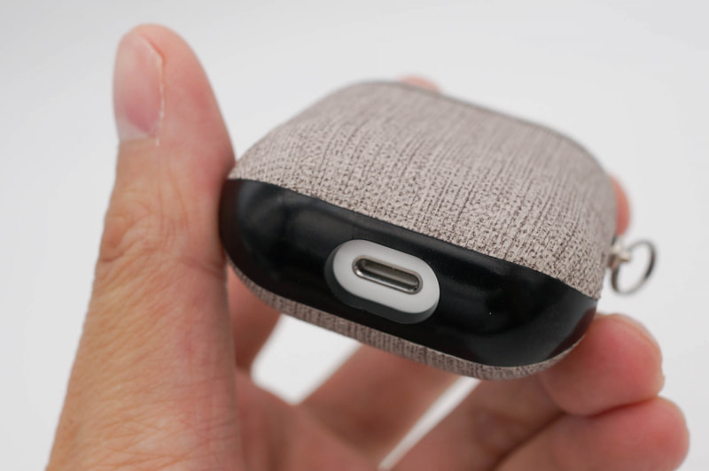 Lightningコネクタ部の穴はわりと大きめでケーブルを選ばない