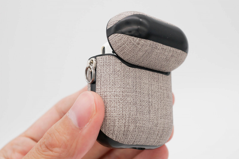 ヒンジ部に切り欠きがあり、装着したままでも邪魔にならずに開閉できる