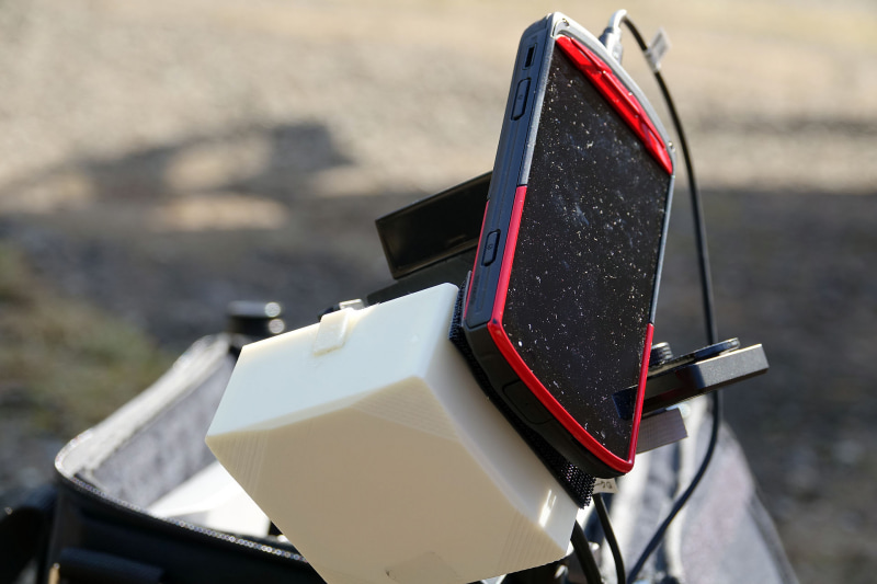 白い四角いパーツがアンテナ。その横にあるTORQUEは加速度センサーなどを活用する