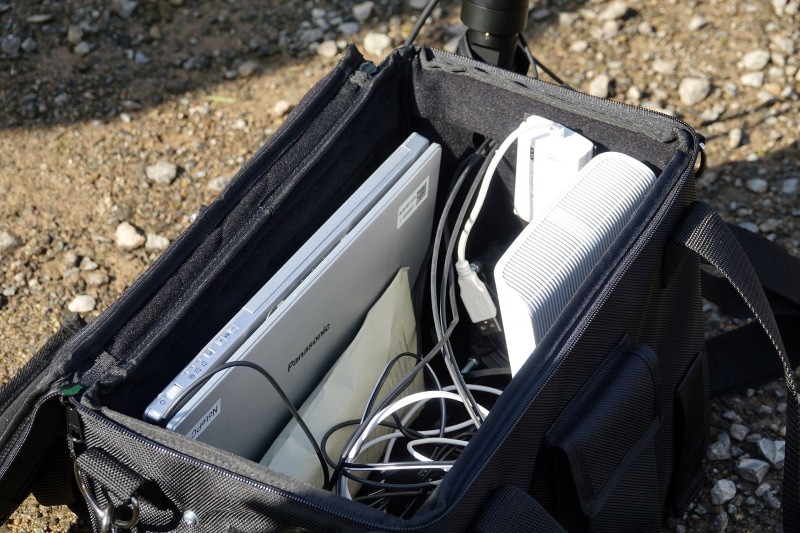 中にあるノートパソコンが基地局装置としての役割を果たす