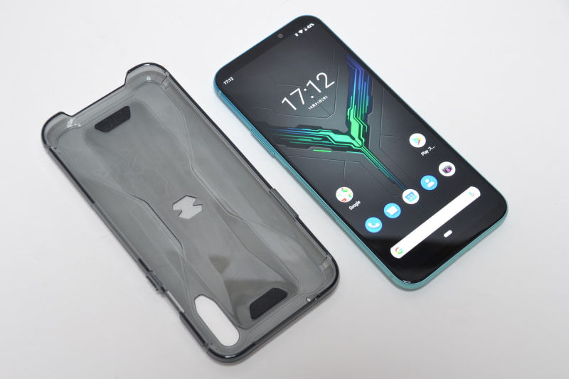 本体に付属のクリアケース。本体形状に沿った成型でぴったりフィットする