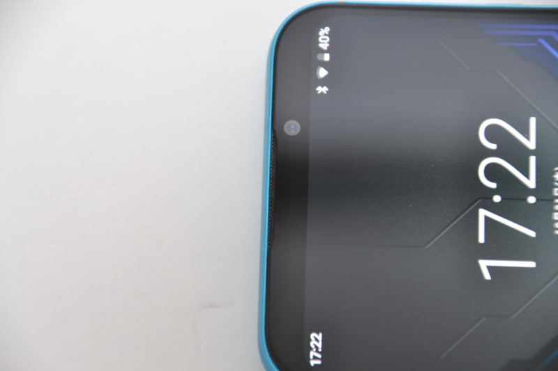 ディスプレイの上下端に薄いスリットがあり、スピーカーが内蔵されている